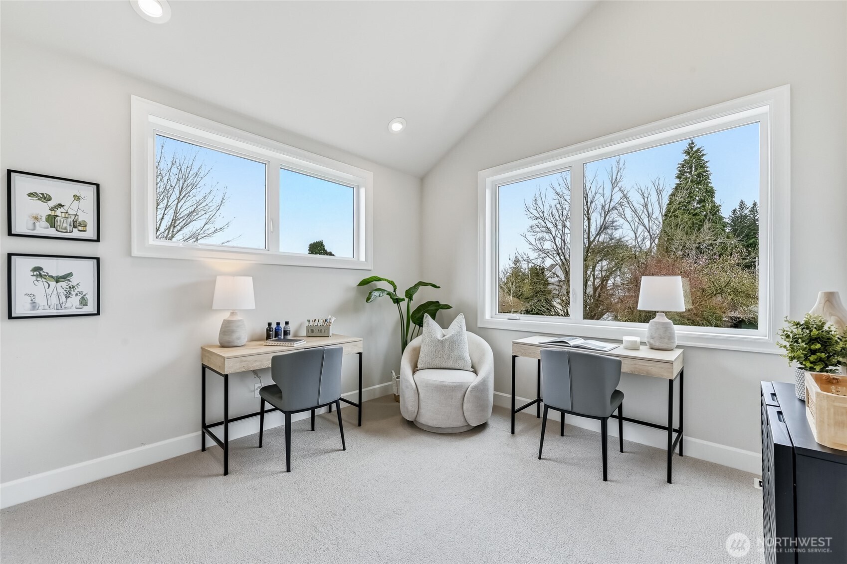 Auxilary bedroom doubles as den/office