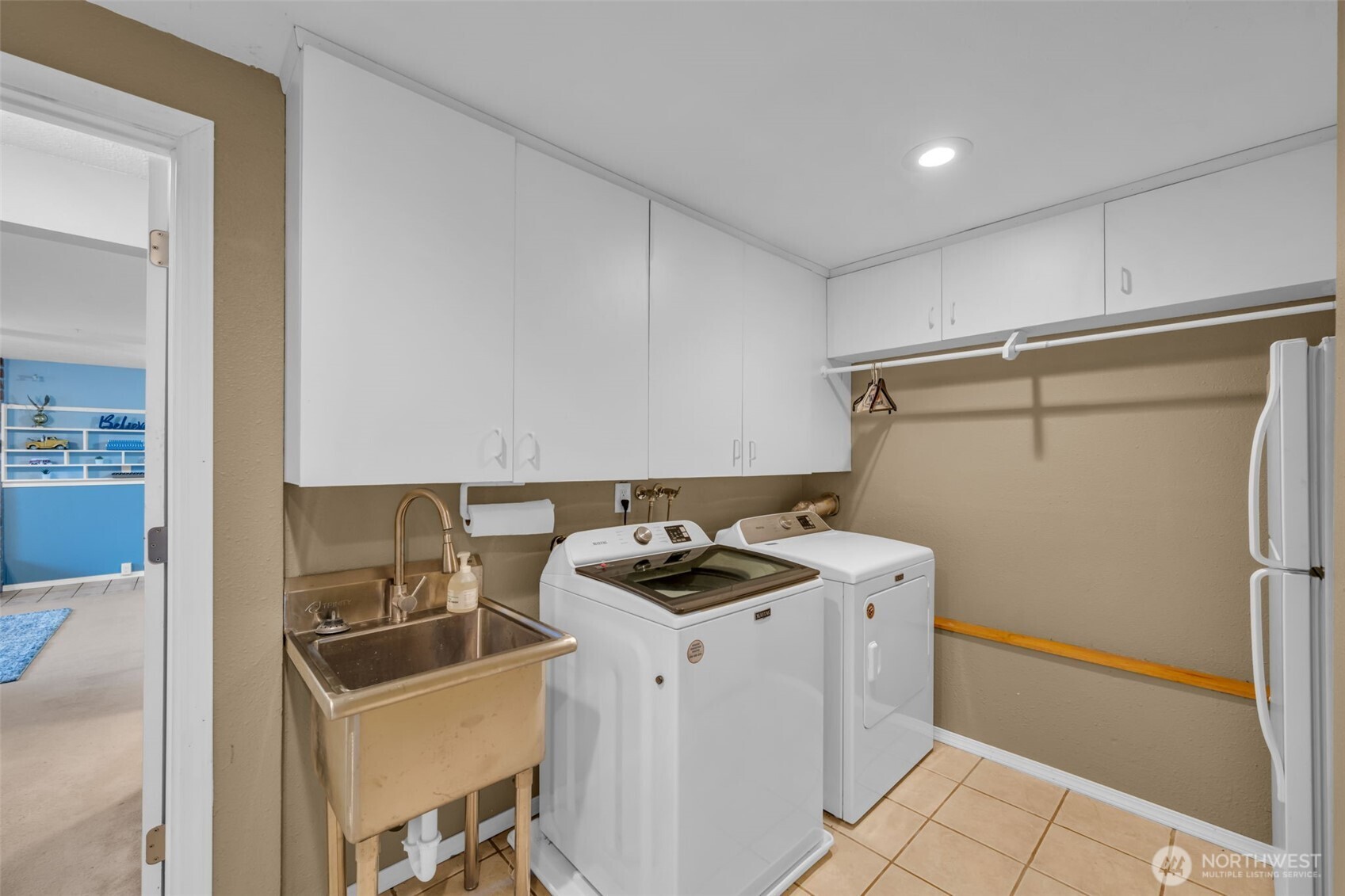 Large utility room.  Washer and Dryer stay