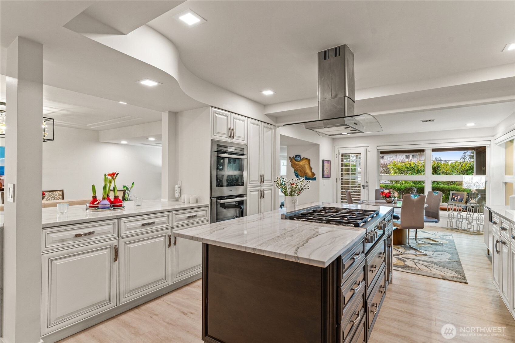 Renovated, brand new kitchen with high-end appliances