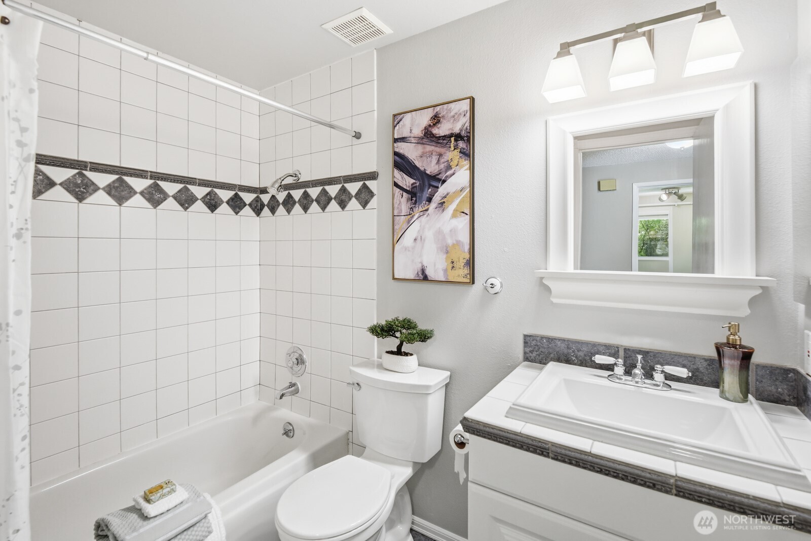 The full bath upstairs.