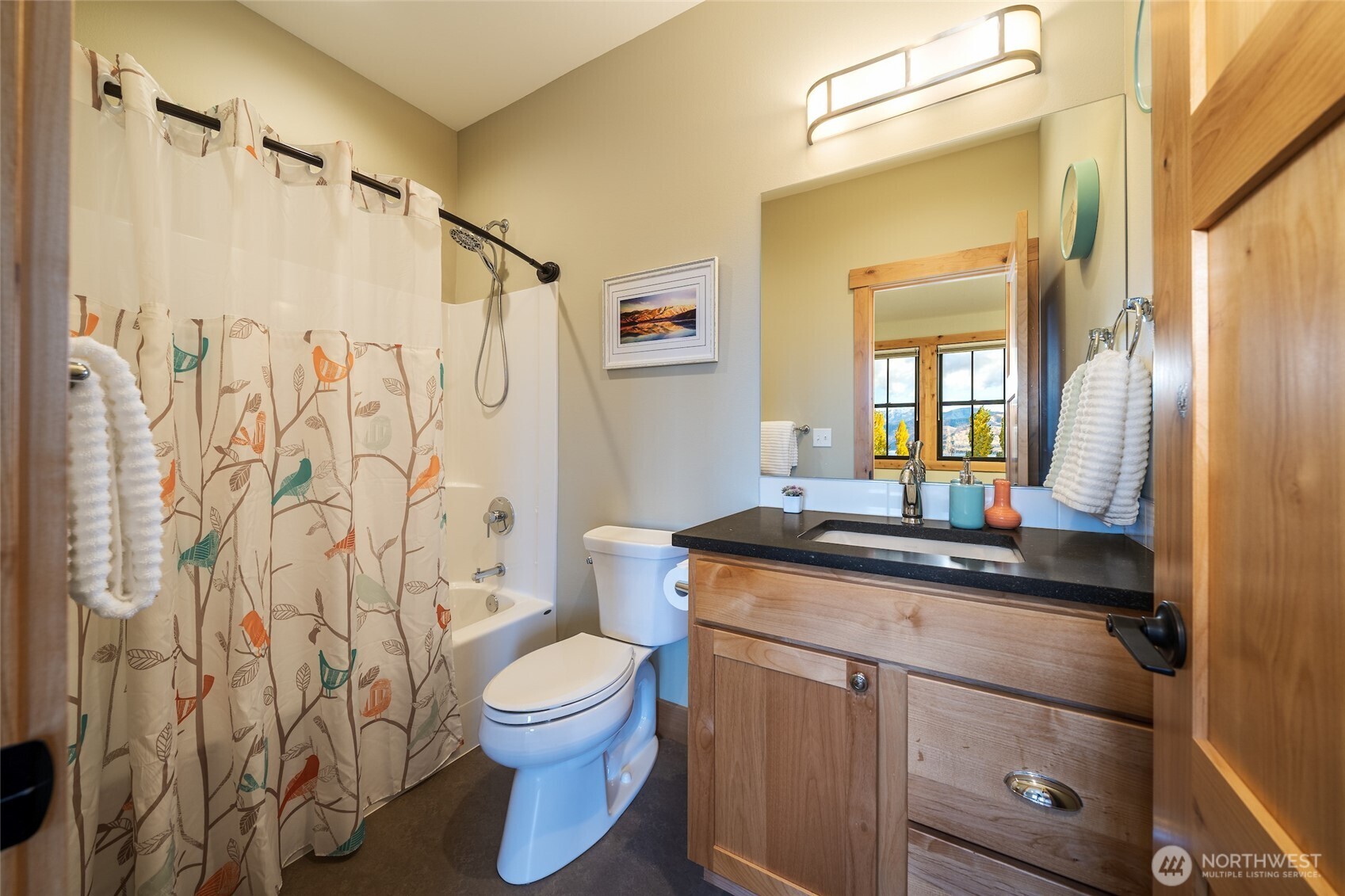 Secondary suite bath