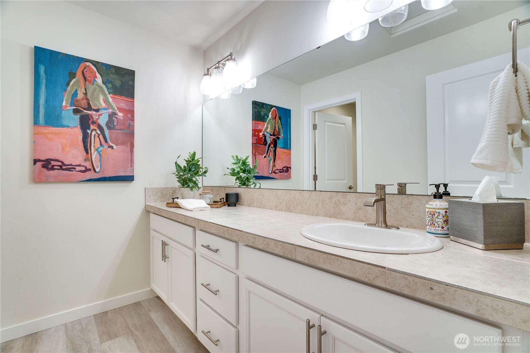 Full guest bathroom upstairs