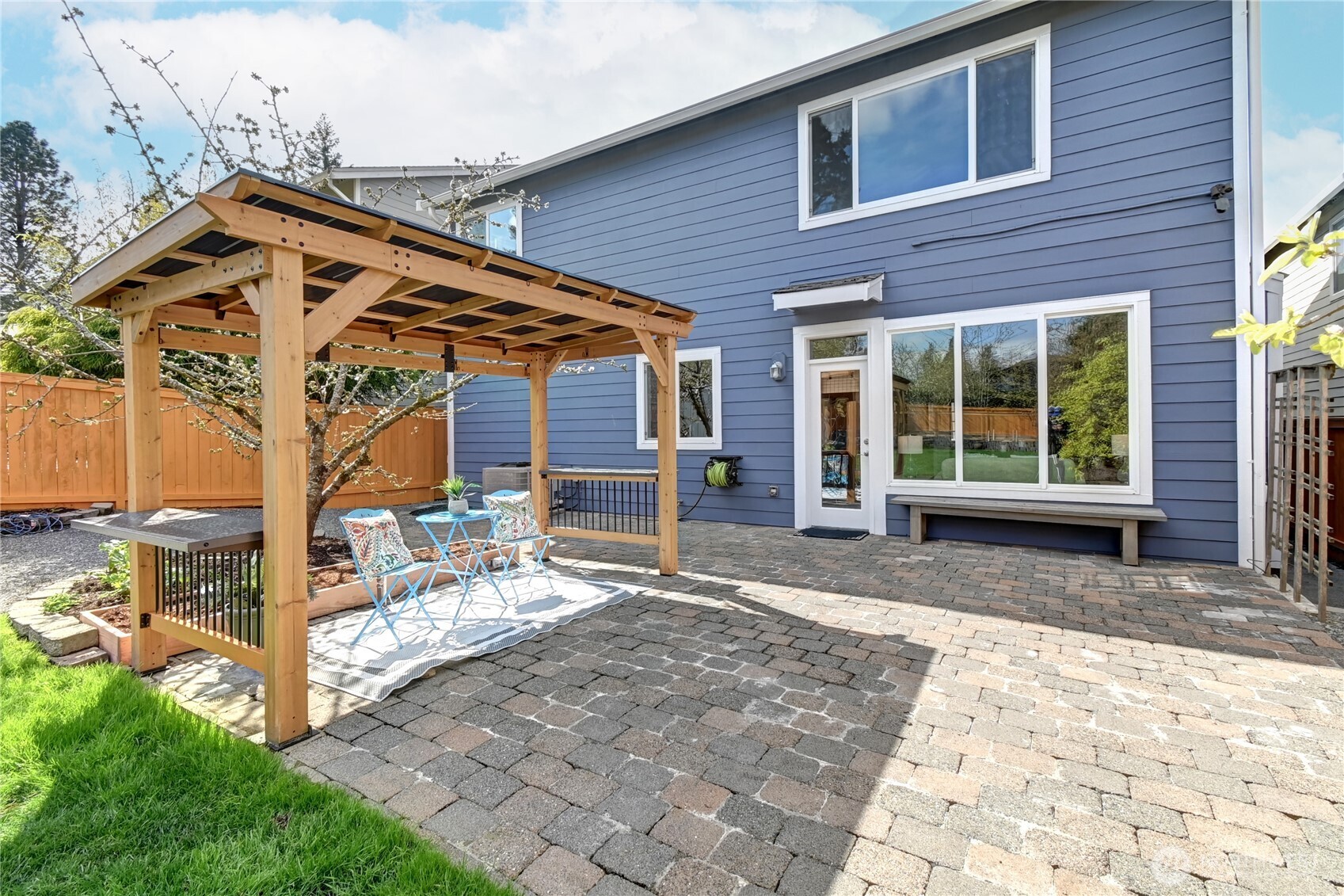 Your Private Oasis in the heart of Kirkland! Newly stained fencing, new Gazebo, raised garden beds, fenced gates lead directly to greenbelt and neighborhood park.