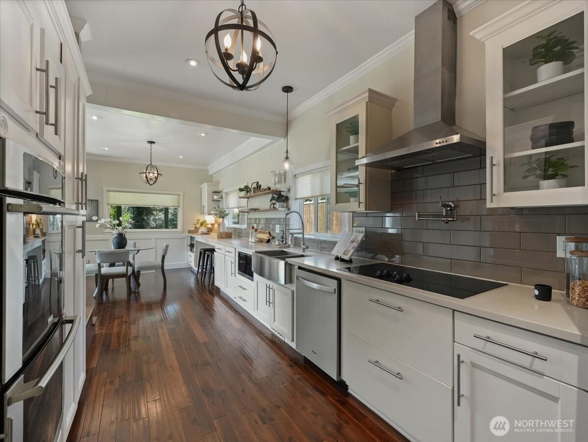 This kitchen has everything you could possibly want!