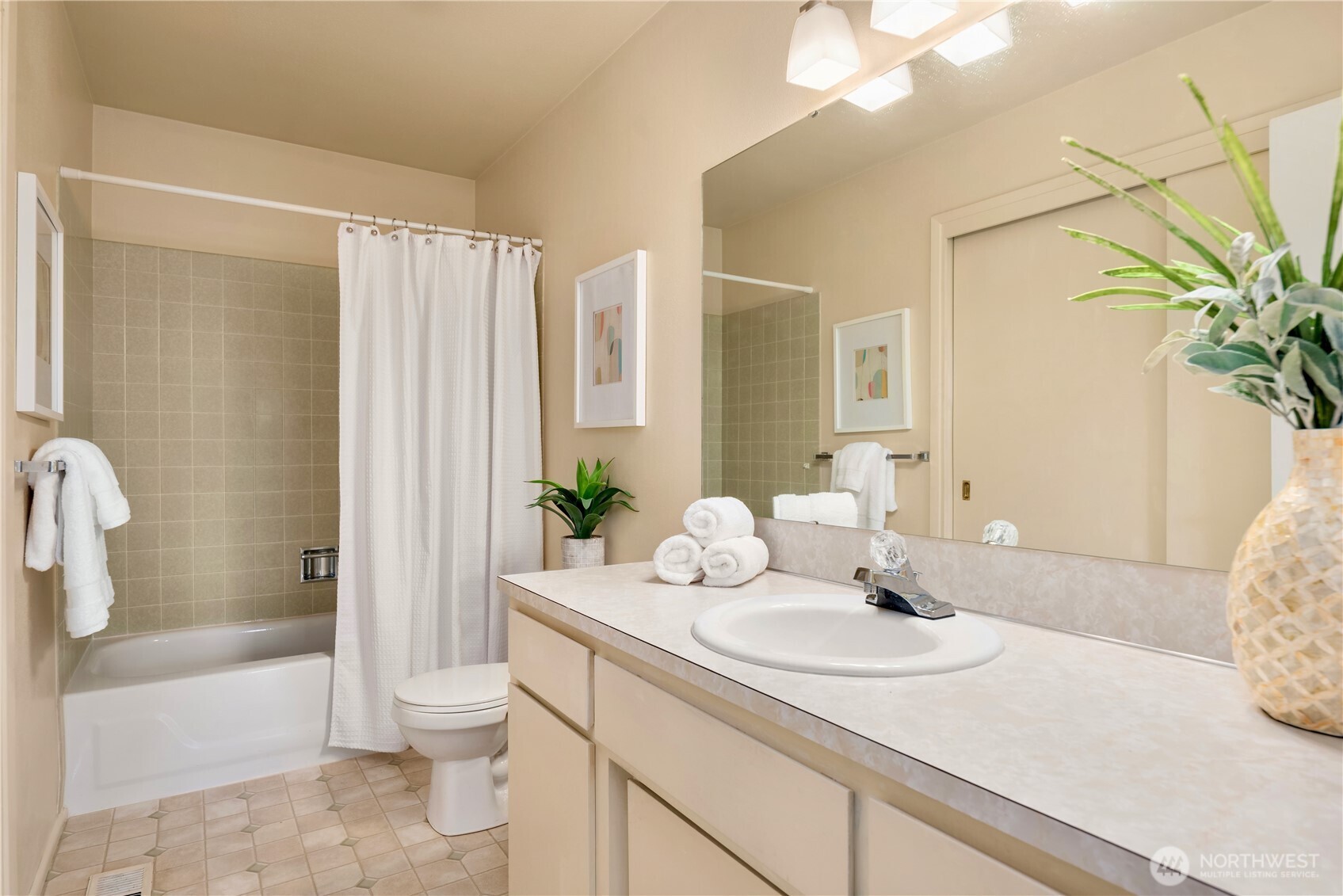 Good sized full bath on the main level.