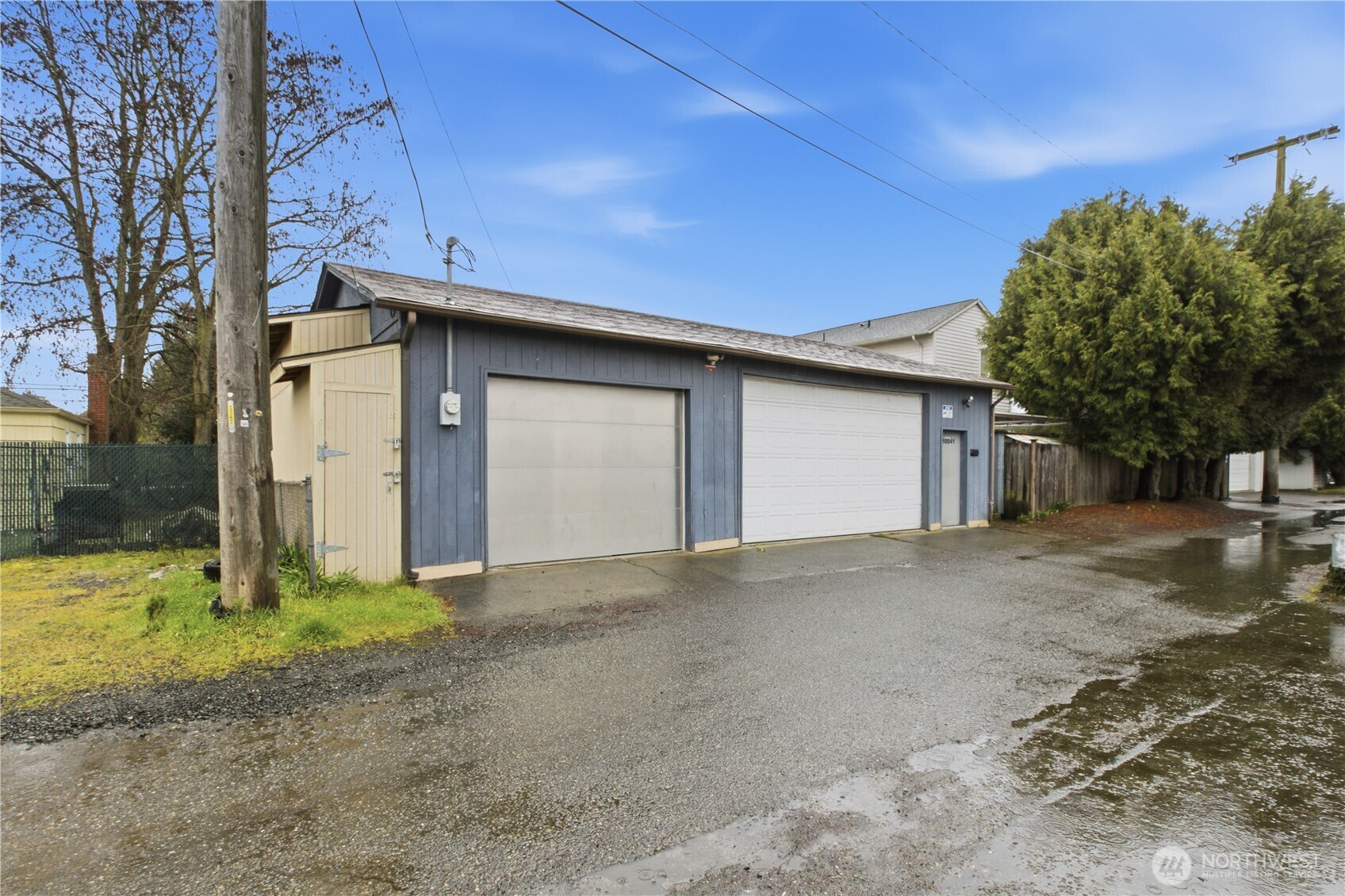 Large 1050 sq ft Garage with access from the alley