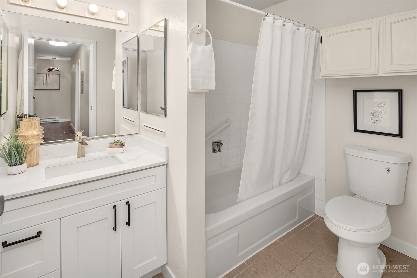 Full bath off 2nd bedroom.