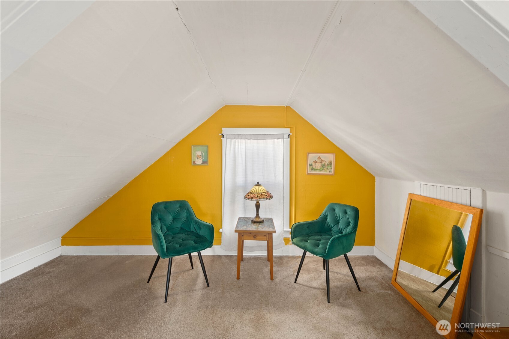 Bonus nook in the upsairs bedroom!