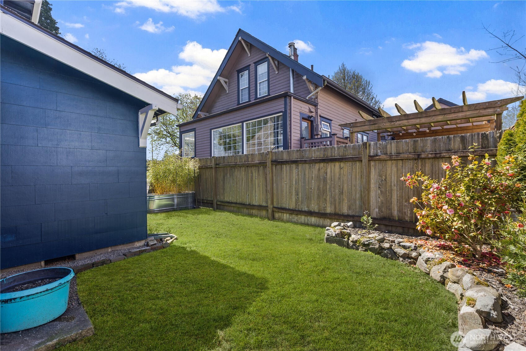 Even more garden space behind the house!