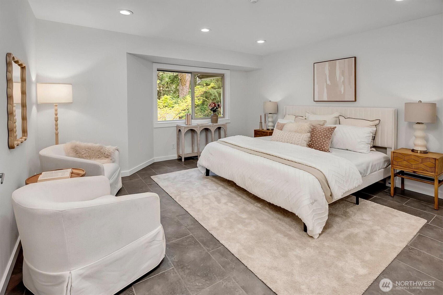 Private, peaceful and beautiful in size is the primary en'suite.