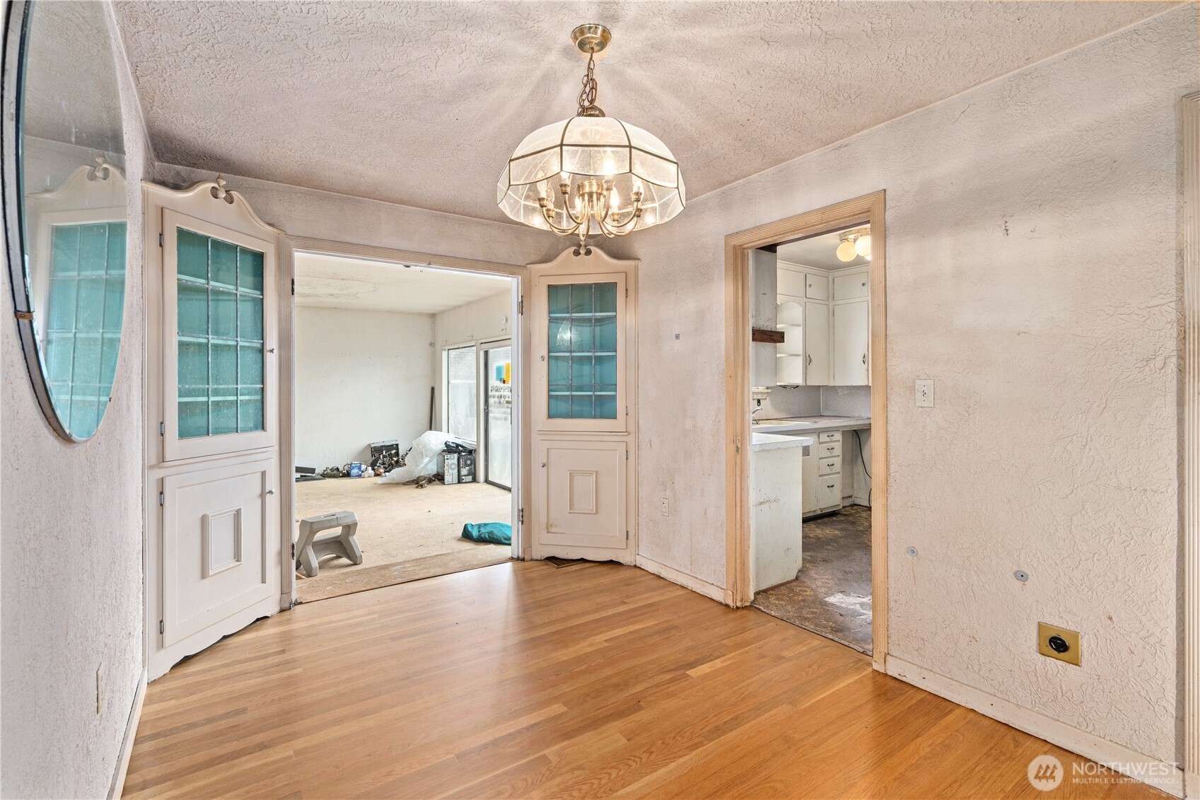2 baths on main floor. One with tub.