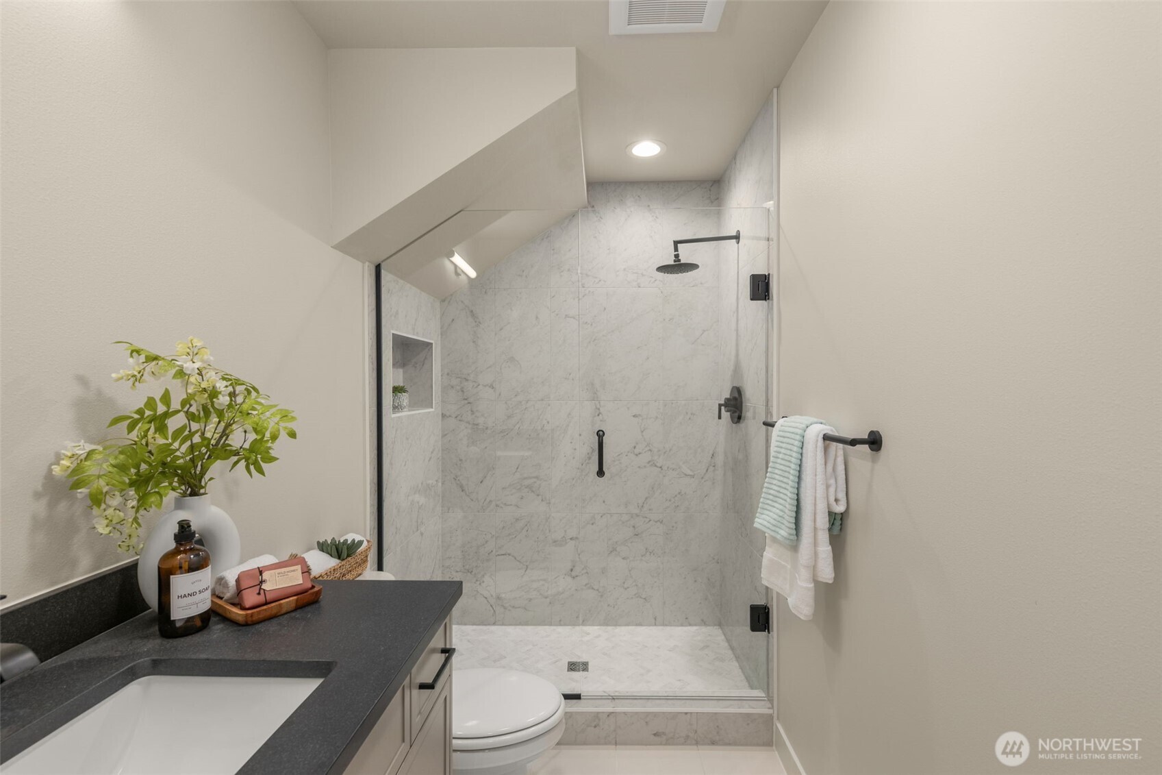 Designed for maximum organization and ease, this closet offers ample space for wardrobes of all sizes.