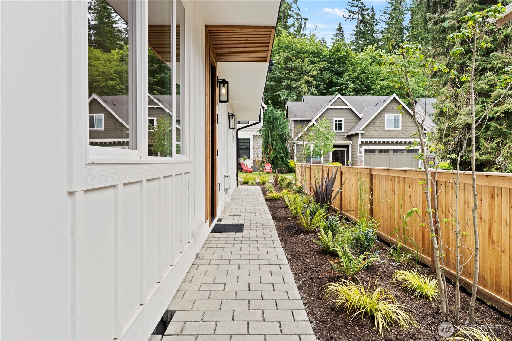 Enter to Unit B on this side thru the side yard