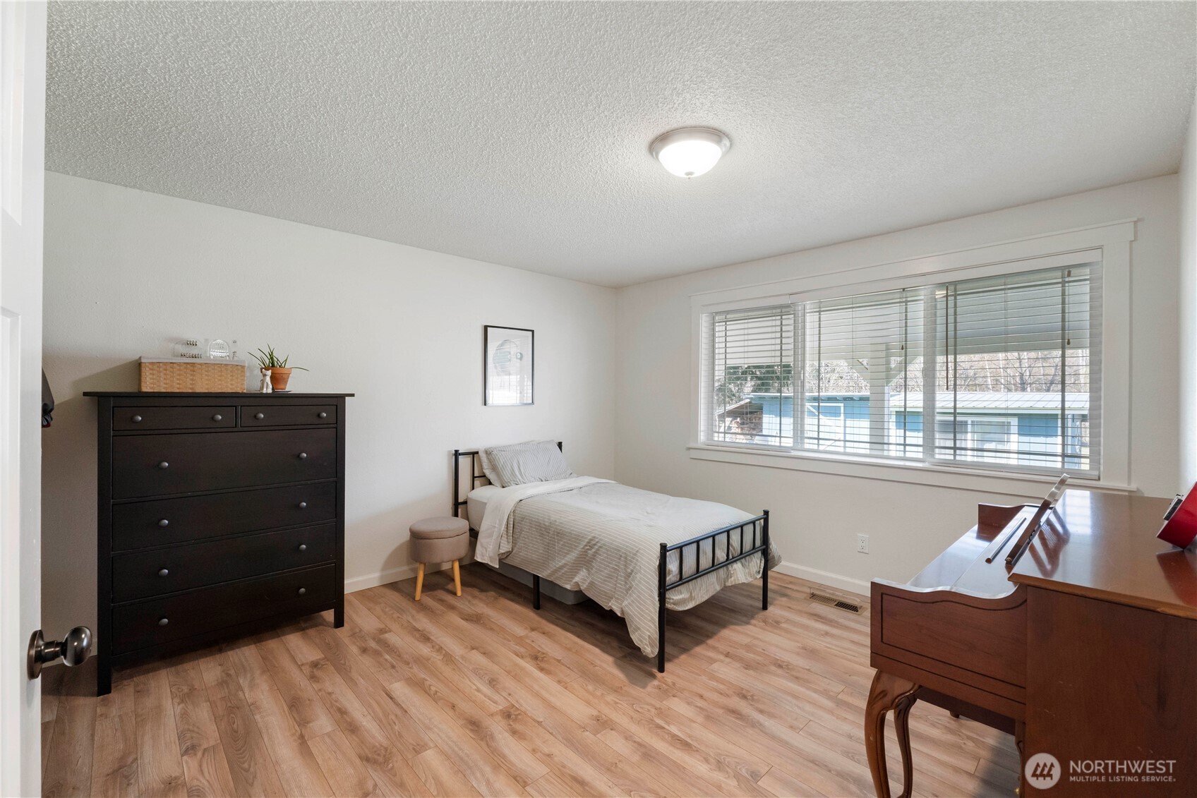 Spacious extra room with nearby 3/4 bath