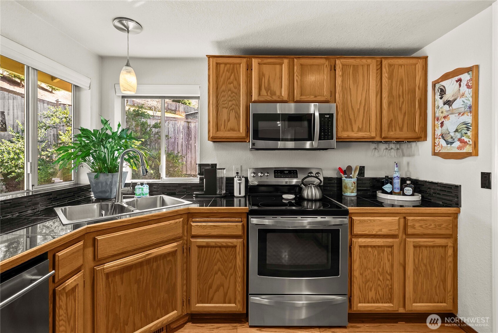 Gorgeous hardwood floors througout the kitchen, breakfast nook and family room