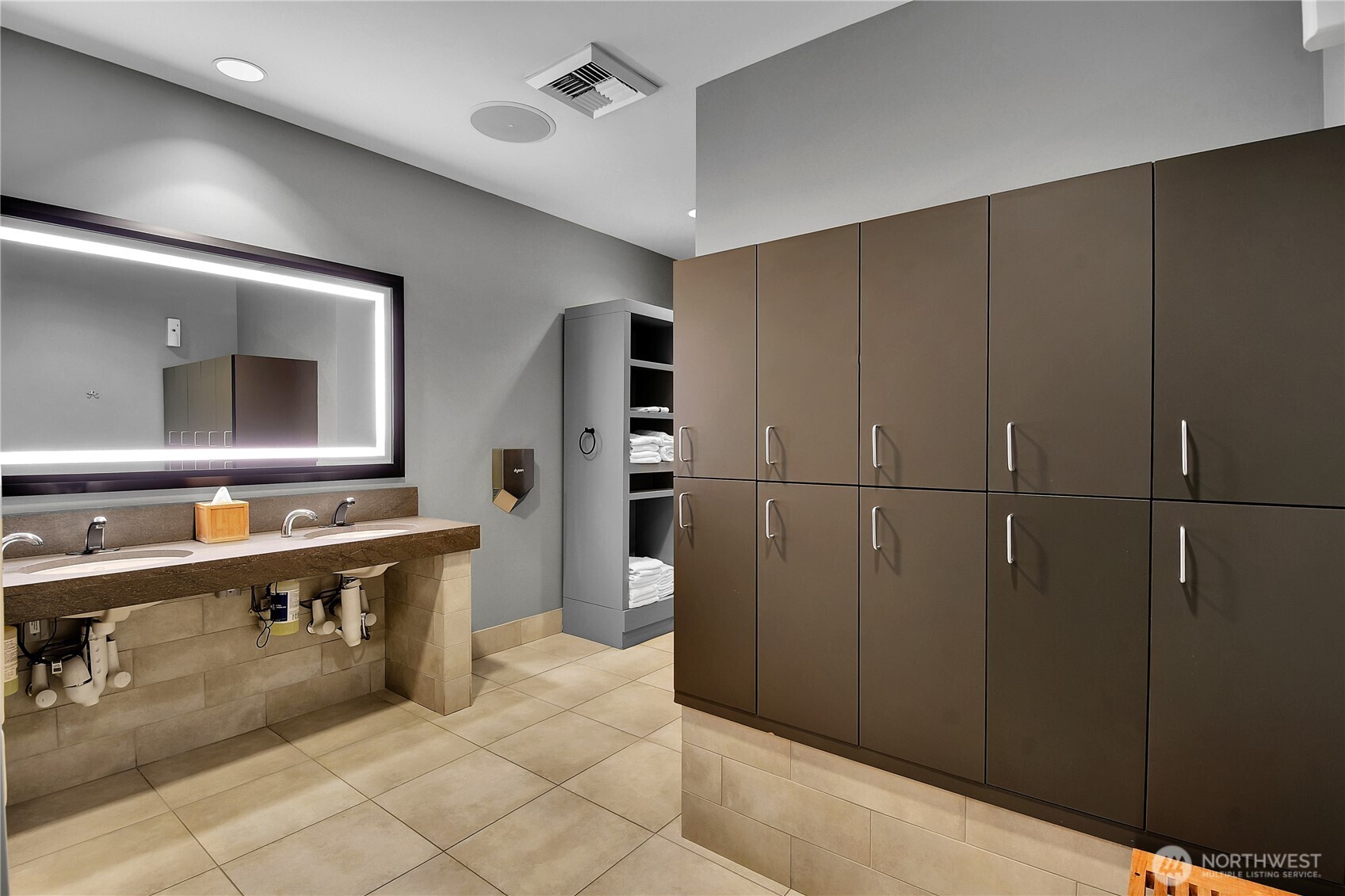There are very nice changing rooms with bathrooms, showers and lockers located adjacent to the swimming pool, hot tub and gym.  And, towels are even provided for your comfort and convenience!