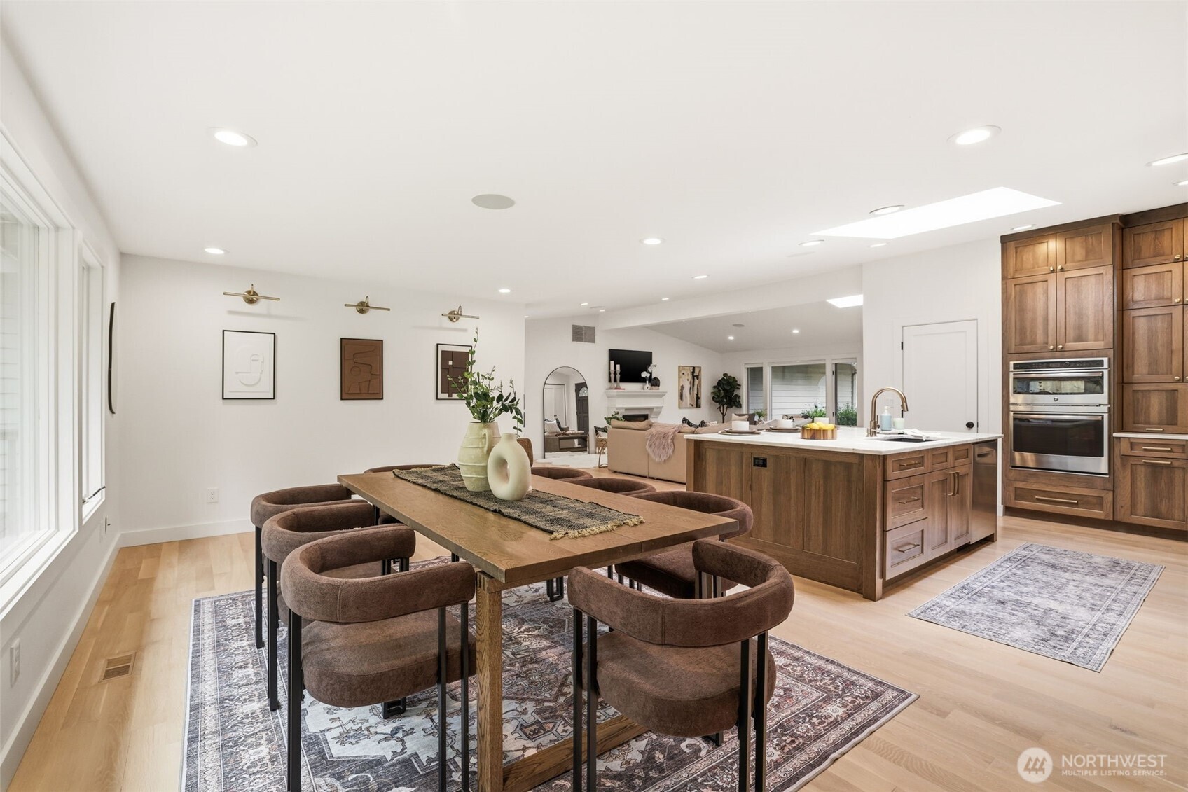 Seamless flow between kitchen and dining areas