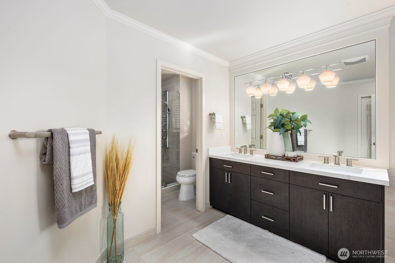 Dual vanity in the primary bath.