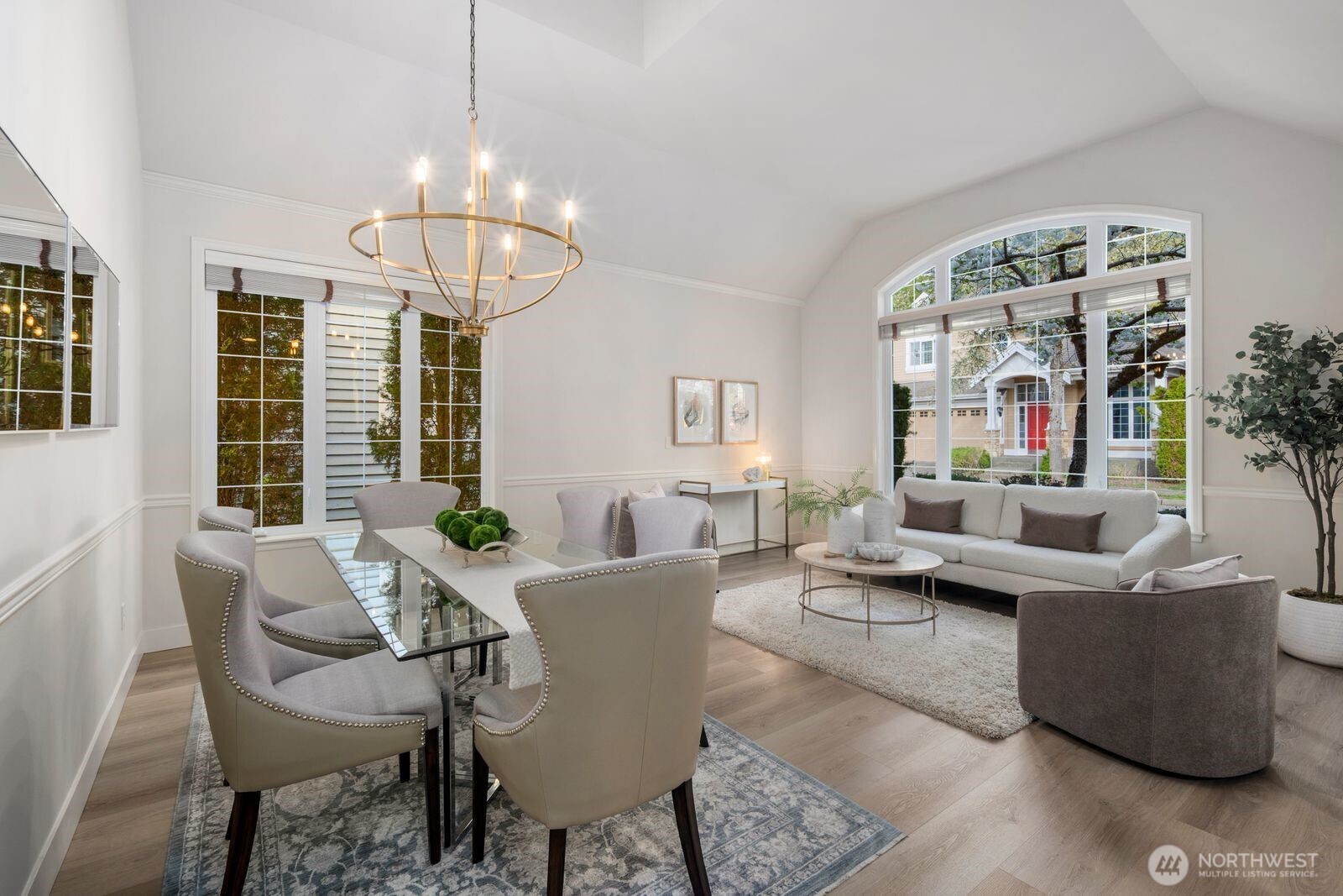 Dining and sitting area, great for entertaining.