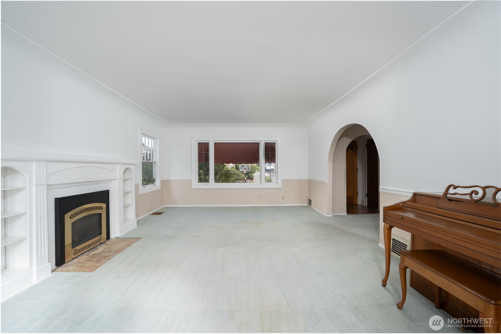 Looking back to the entry way.