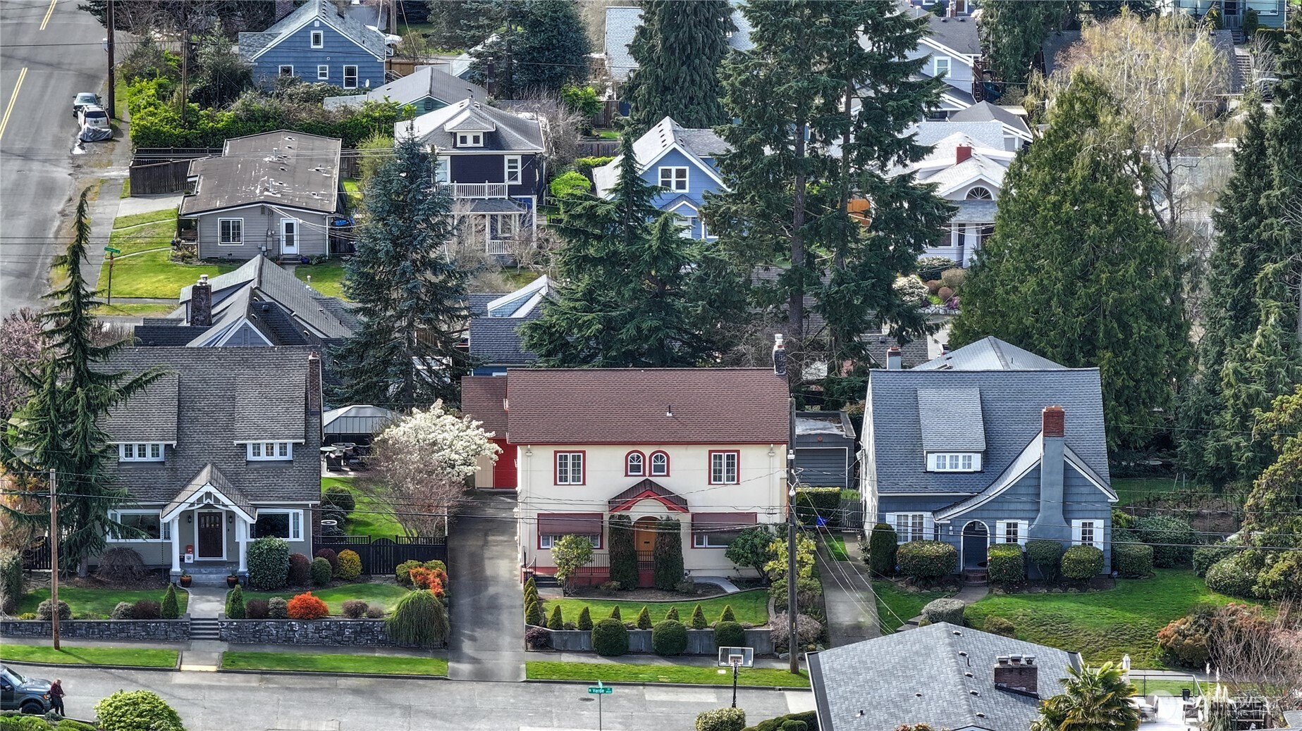 Located in a neighborhood where pride of ownership is evident.  Wonderful houses surround this sweet home.