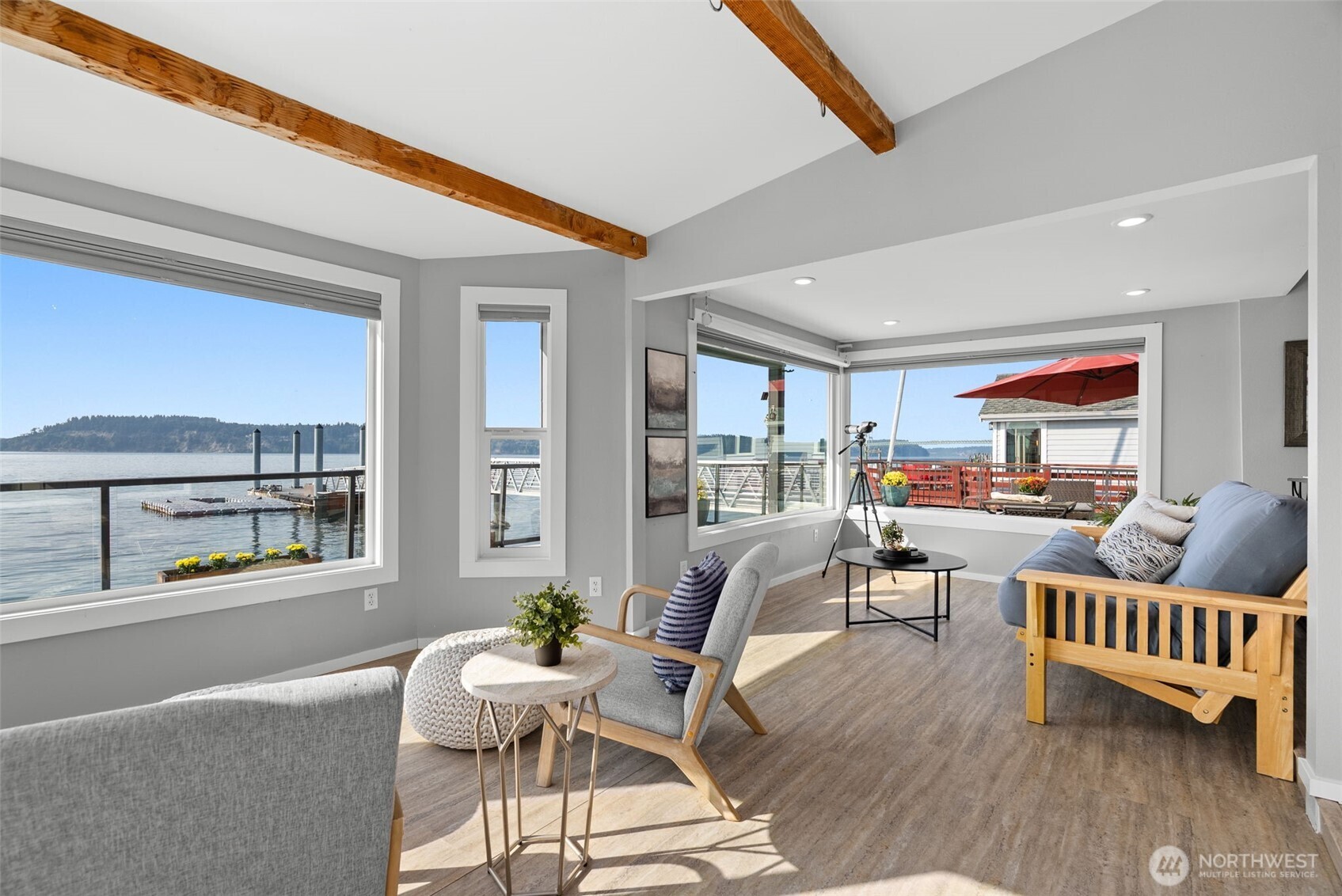 Charming interiors – bright living spaces with vaulted ceilings and warm finishes.