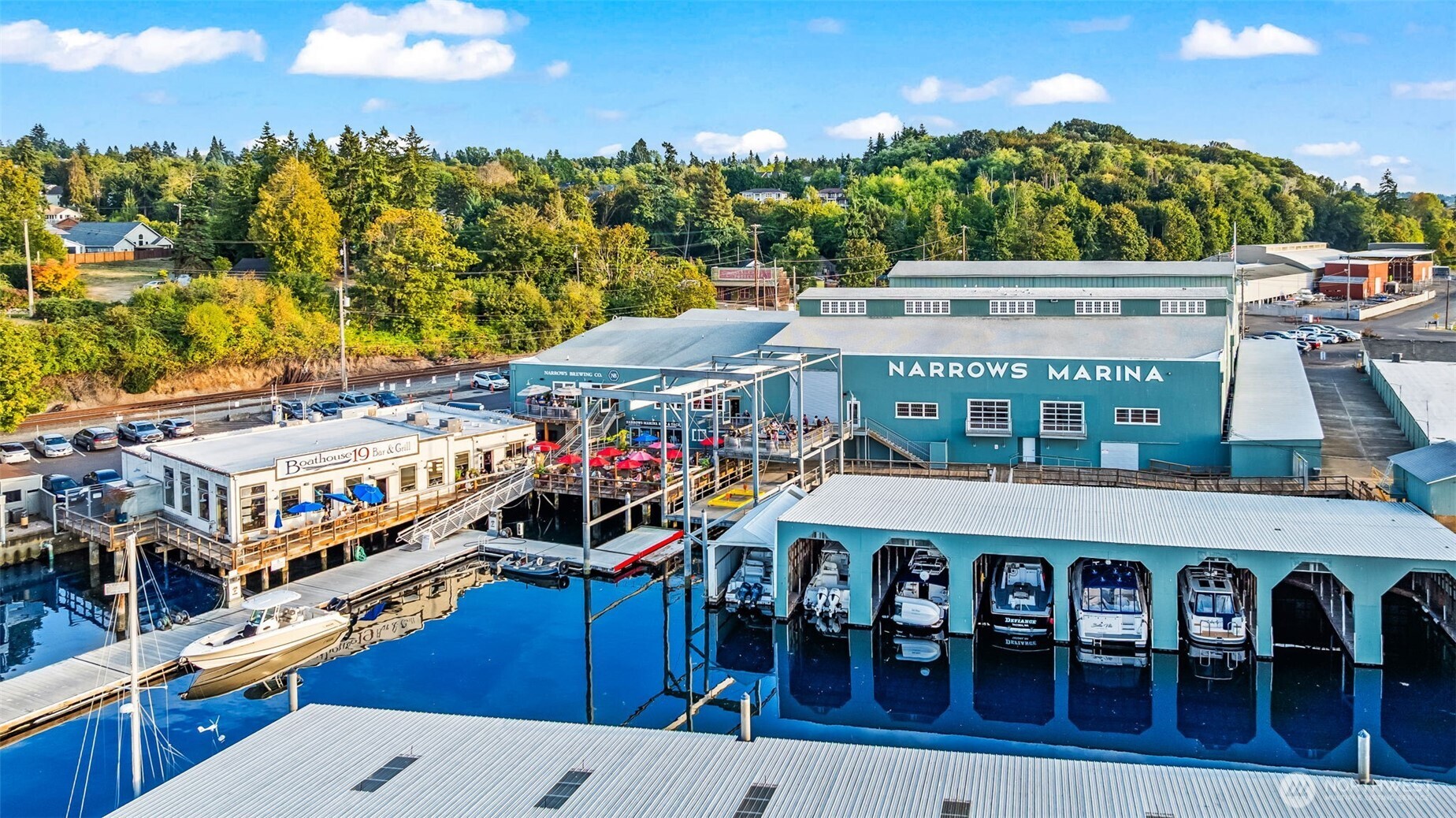 Steps from it all – paddle or stroll to Narrows Marina, Boathouse 19, or Narrows Brewing.