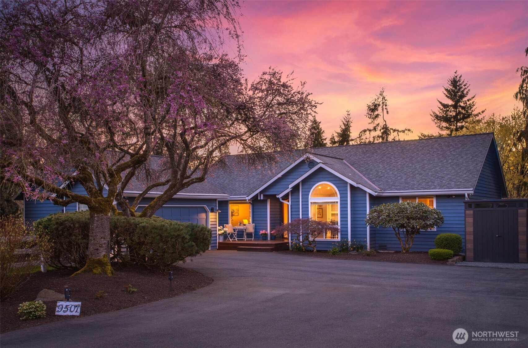 1 fully fenced acre in Clearview. HARD TO COME BY!