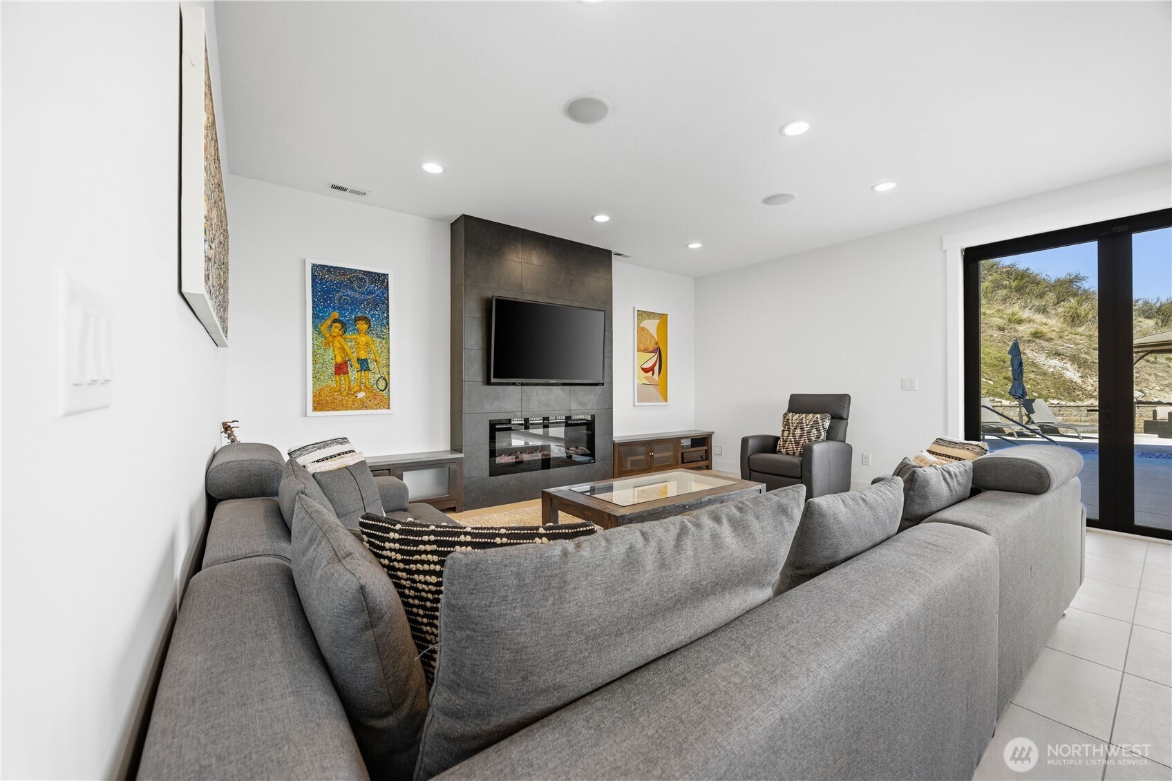 Living room with electric place.