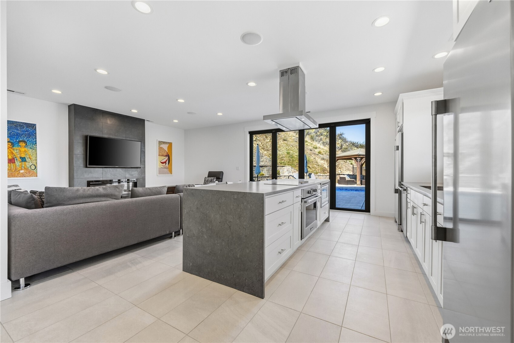 Foldaway doors to pool deck