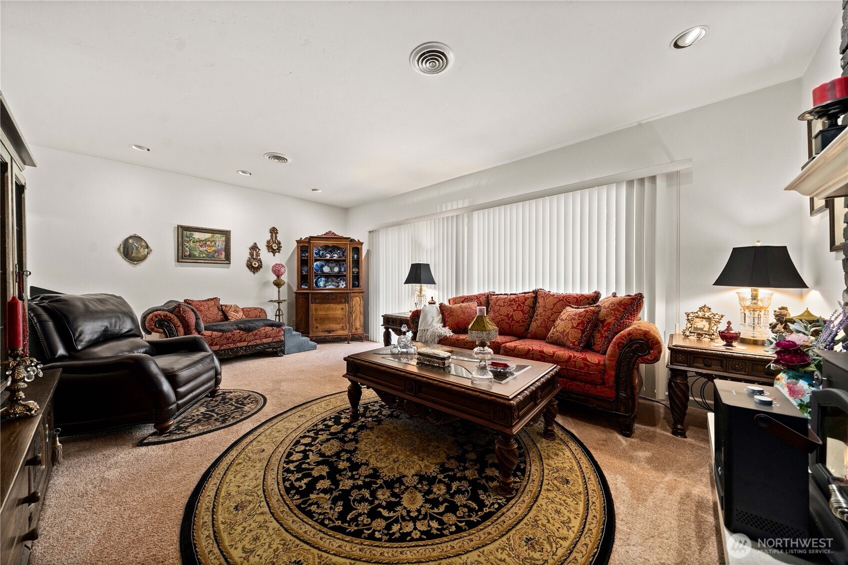 Beautiful Living room w access to patio w creek