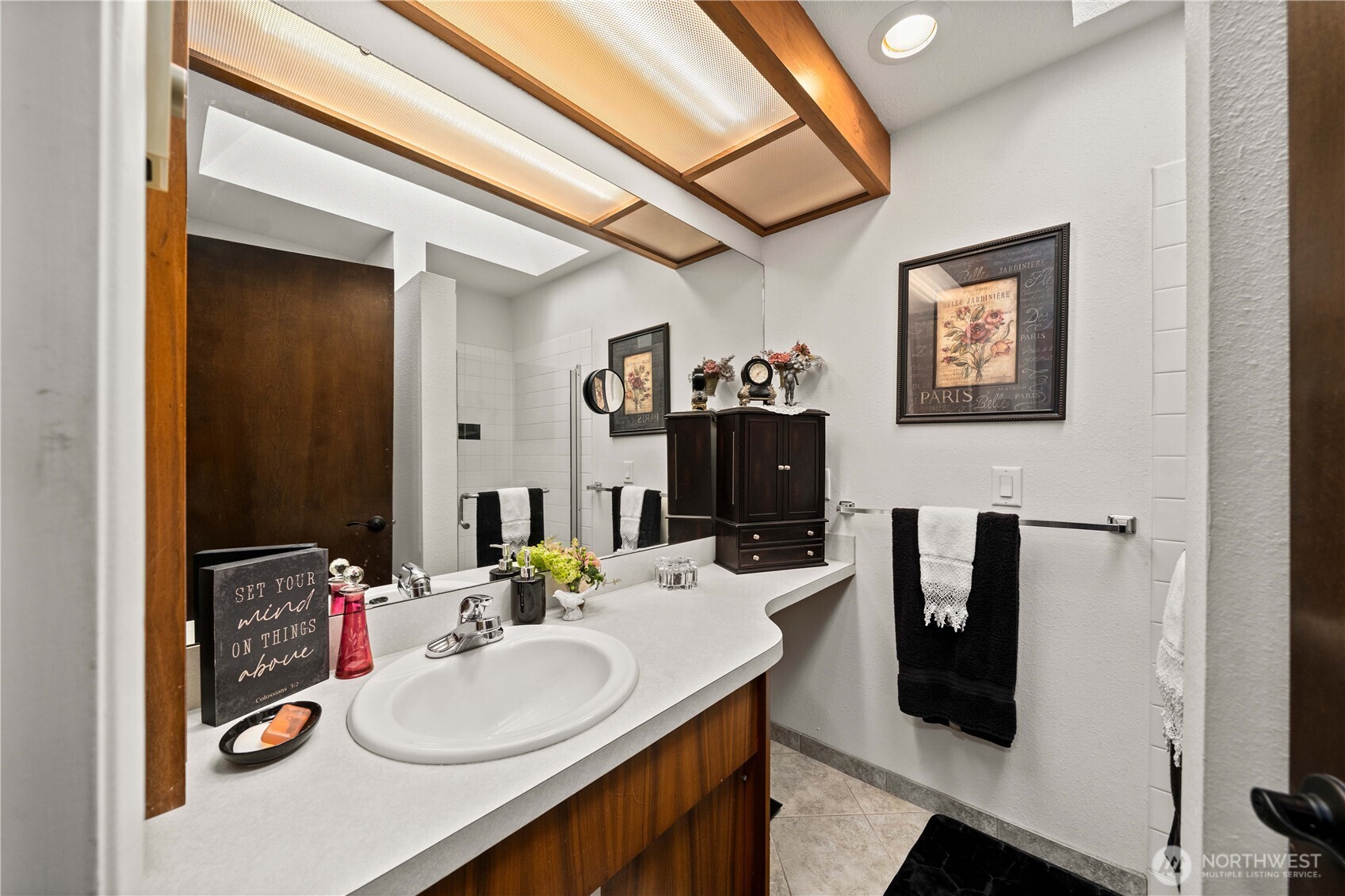 Main suite 3/4 bath w walk in closet access