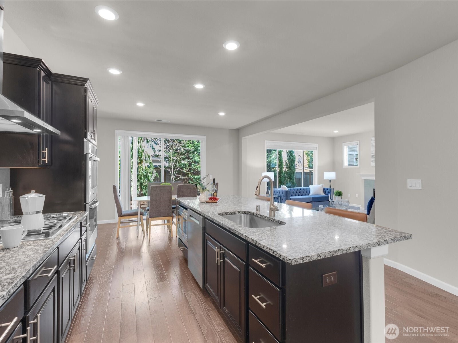 Kitchen with last island