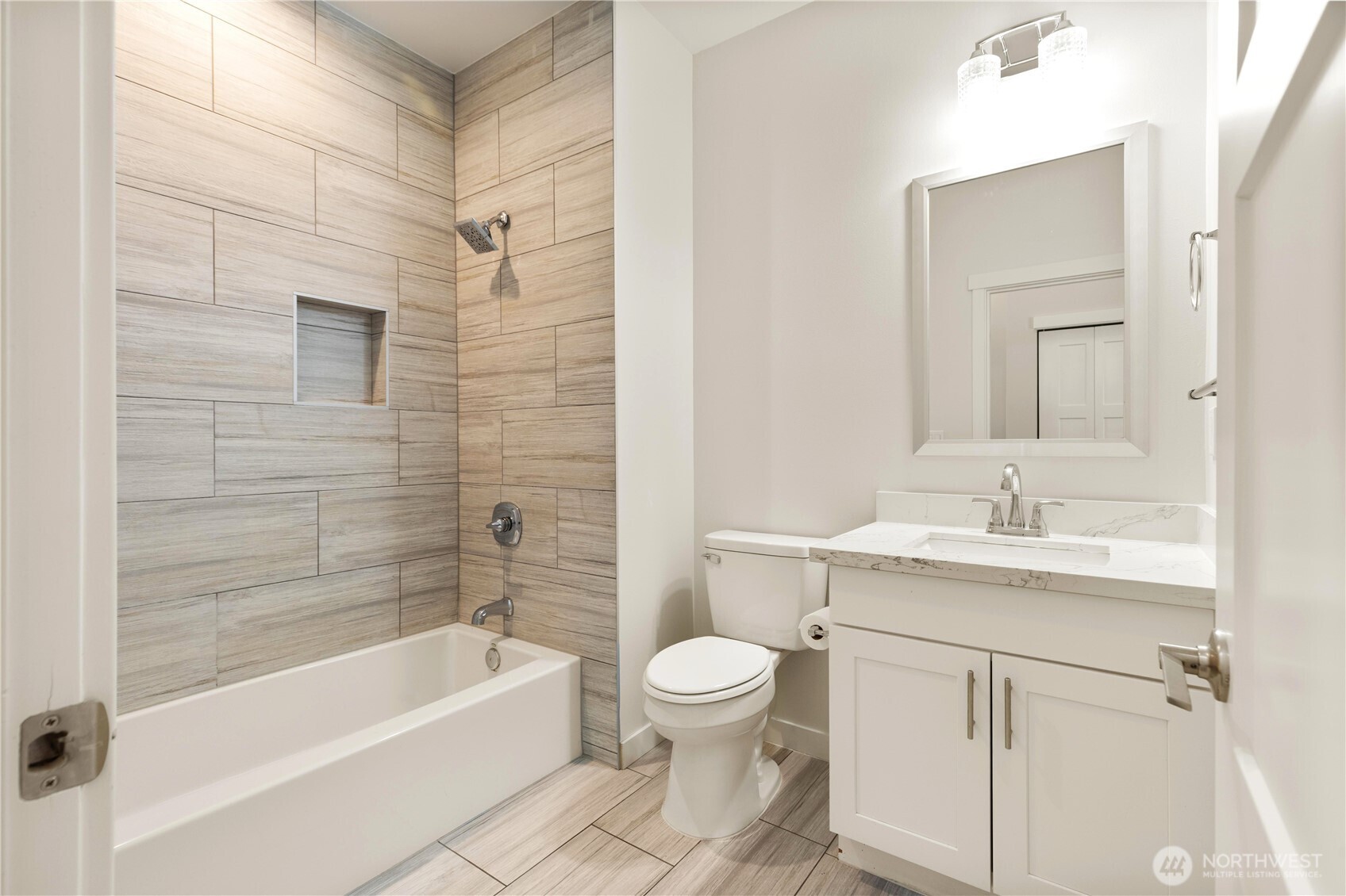 Main floor full bathroom off entryway