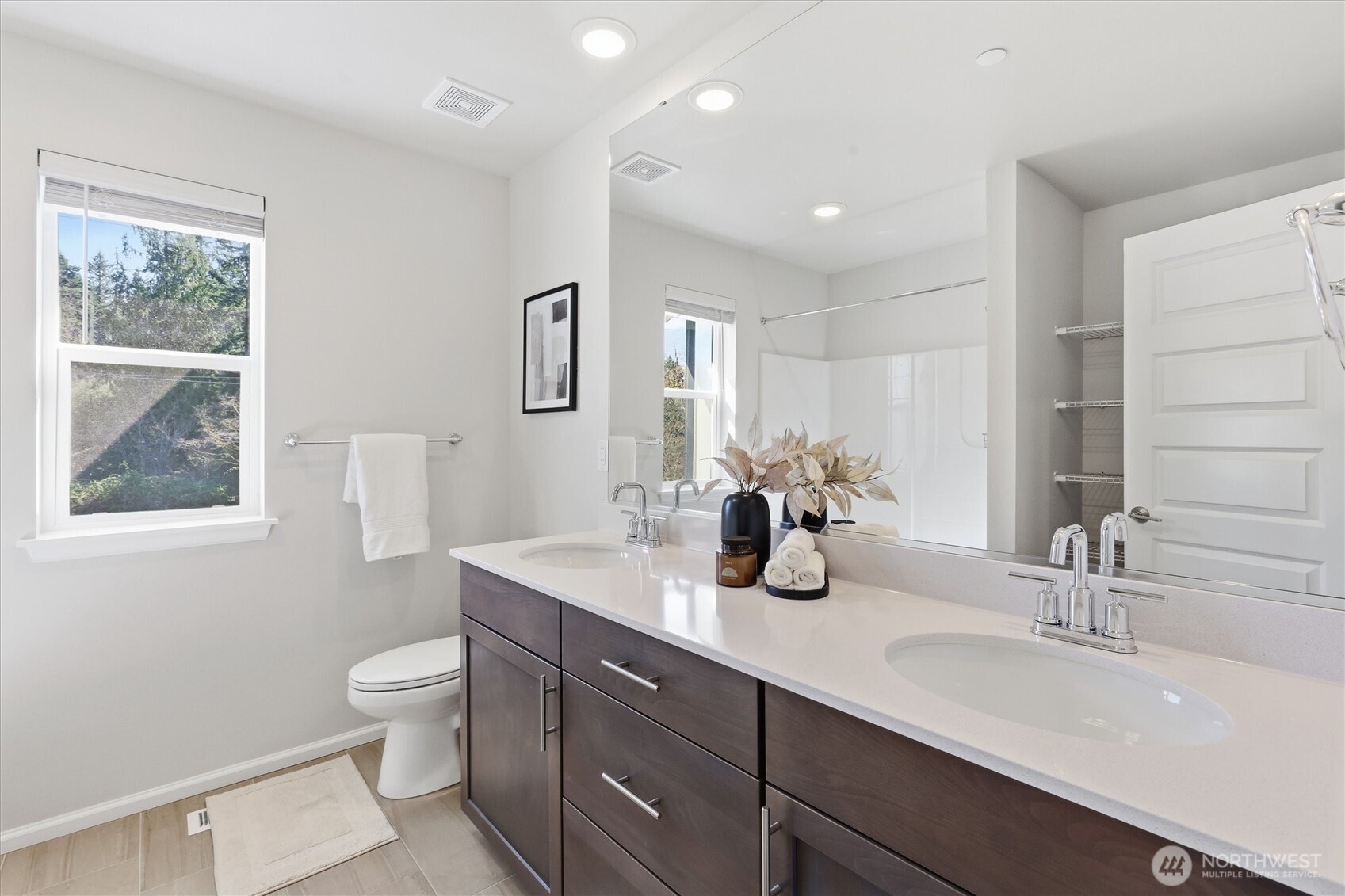 Upstairs hallway bath