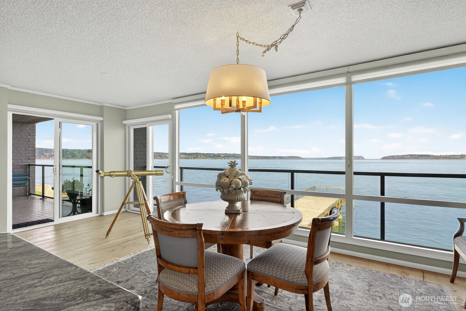 Wow! Imagine having your meals with this view.