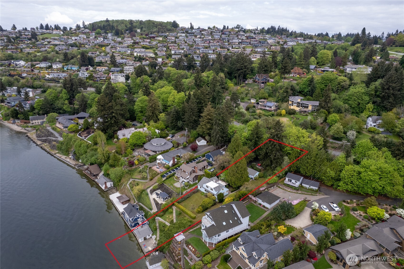 Huge 1/2 acre on the water is so hard to find