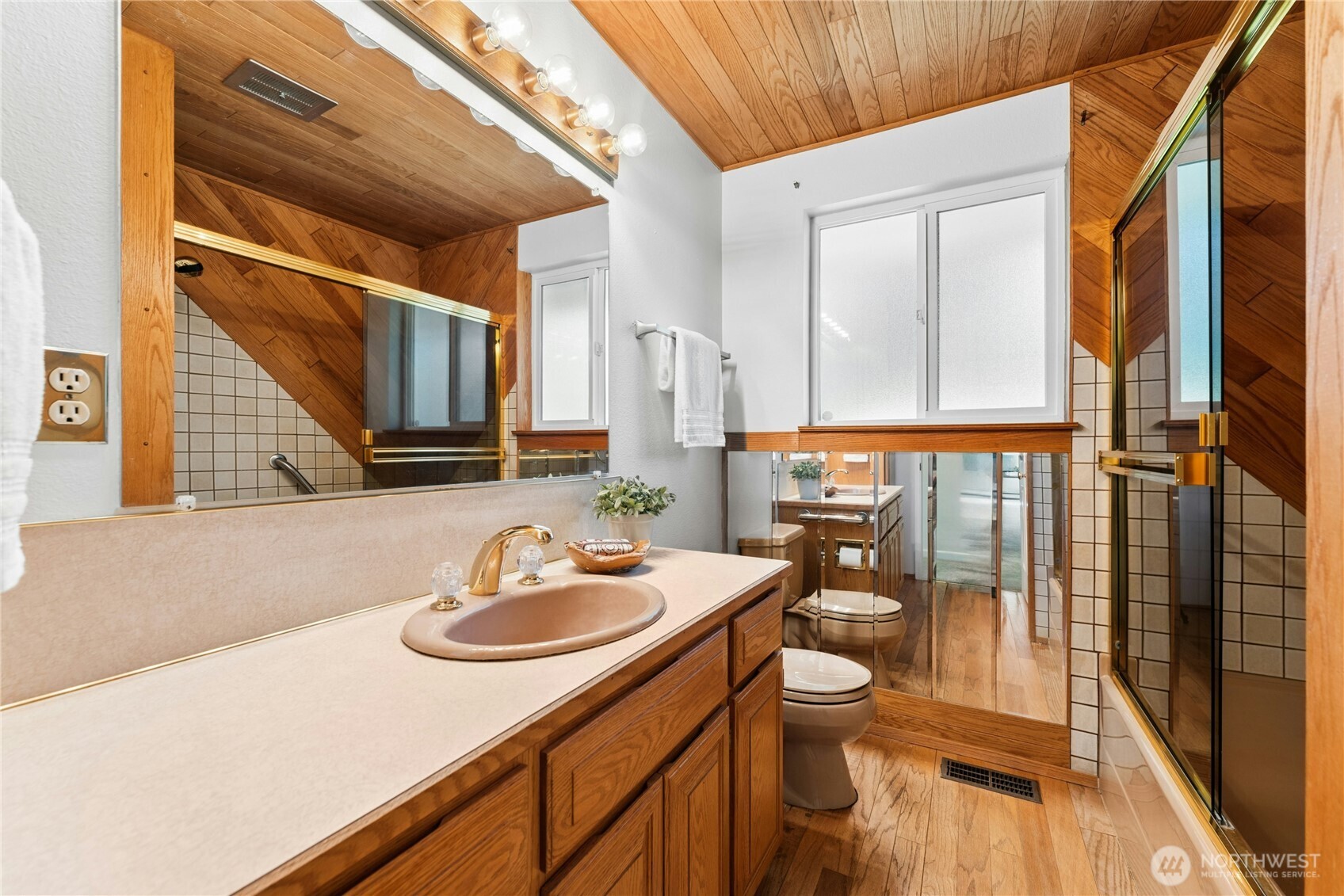 Full Guest Bathroom With Jetted Tub