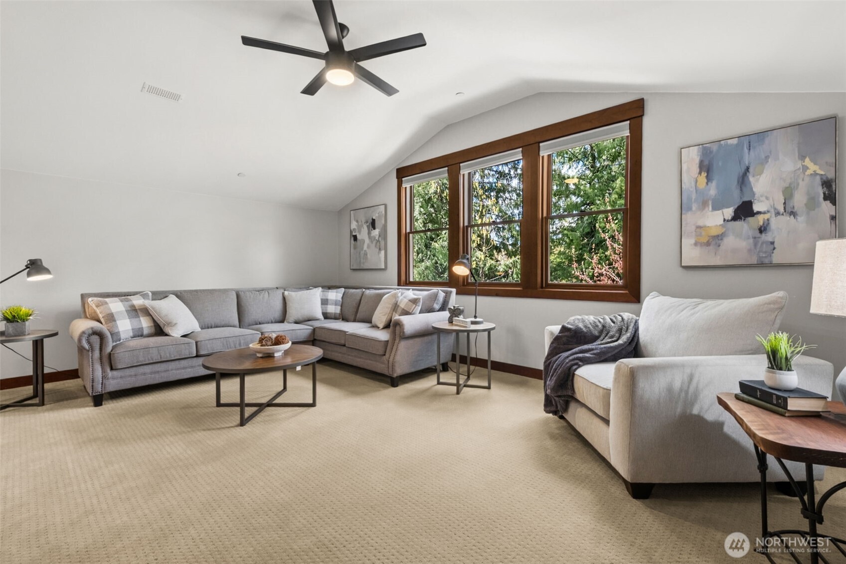 Upper level bonus room full bath