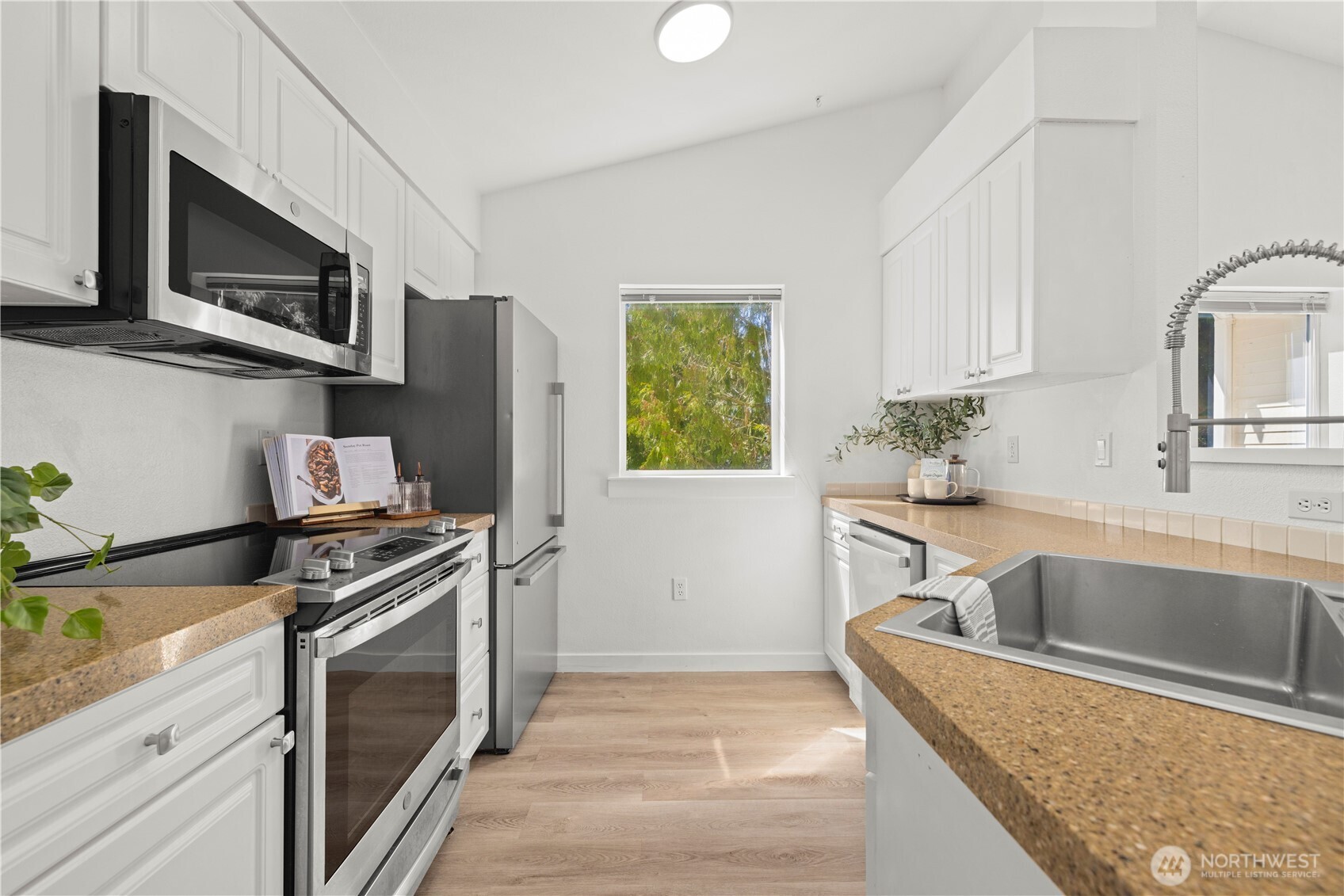 Perfect sized kitchen with large sink!