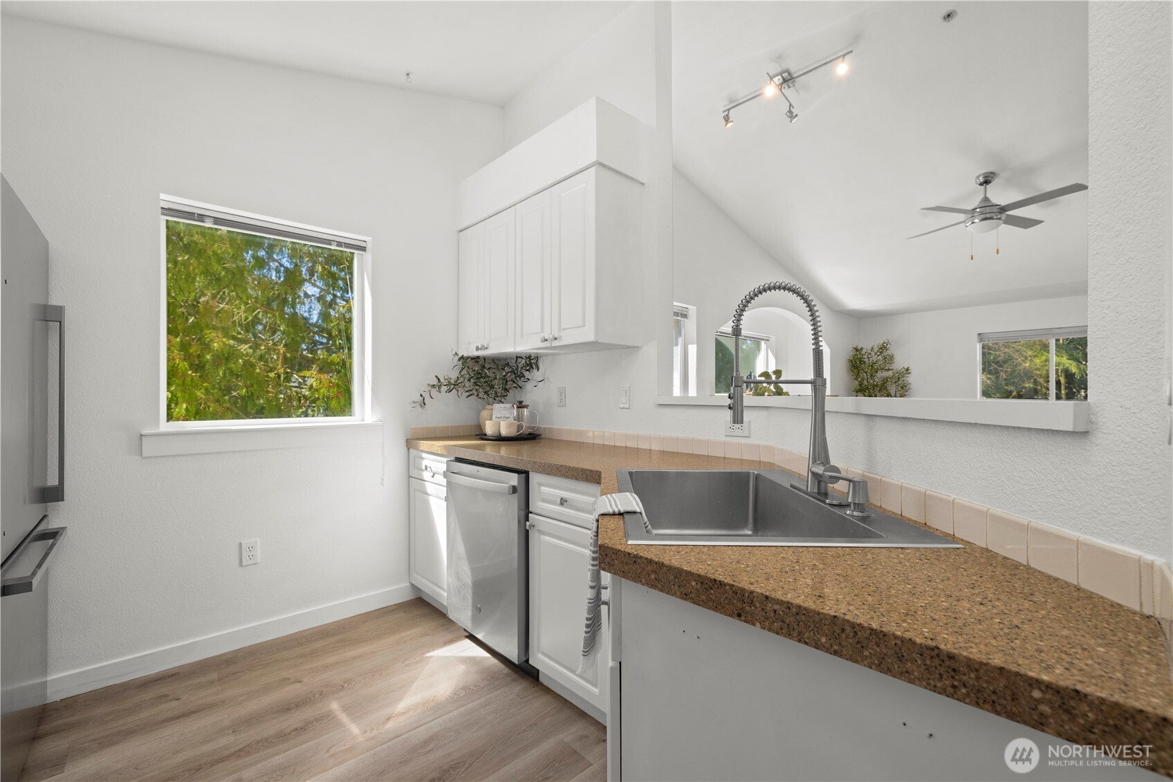 Perfect sized kitchen with large sink!