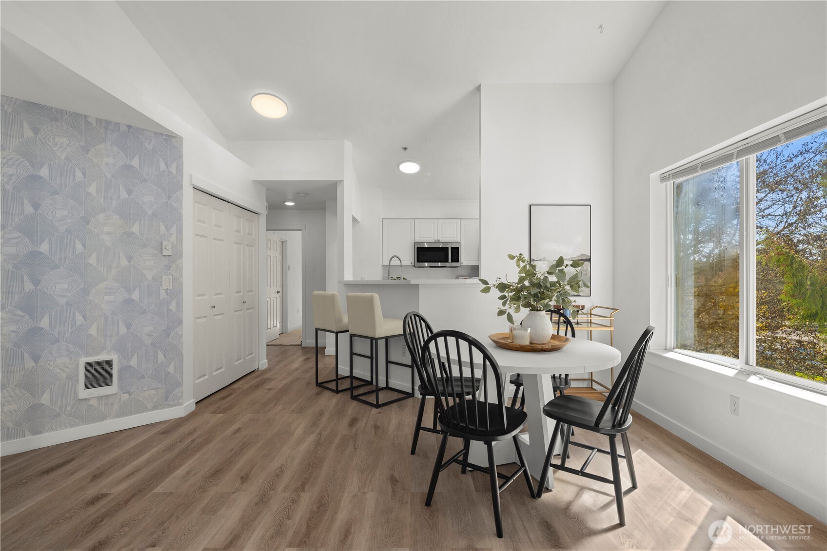 So much natural light & nature