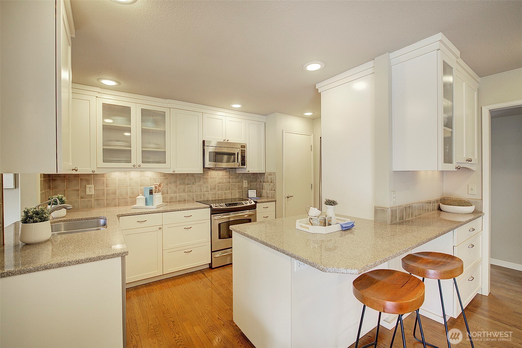 Kitchen flows to dining and kitchen and lounging area.