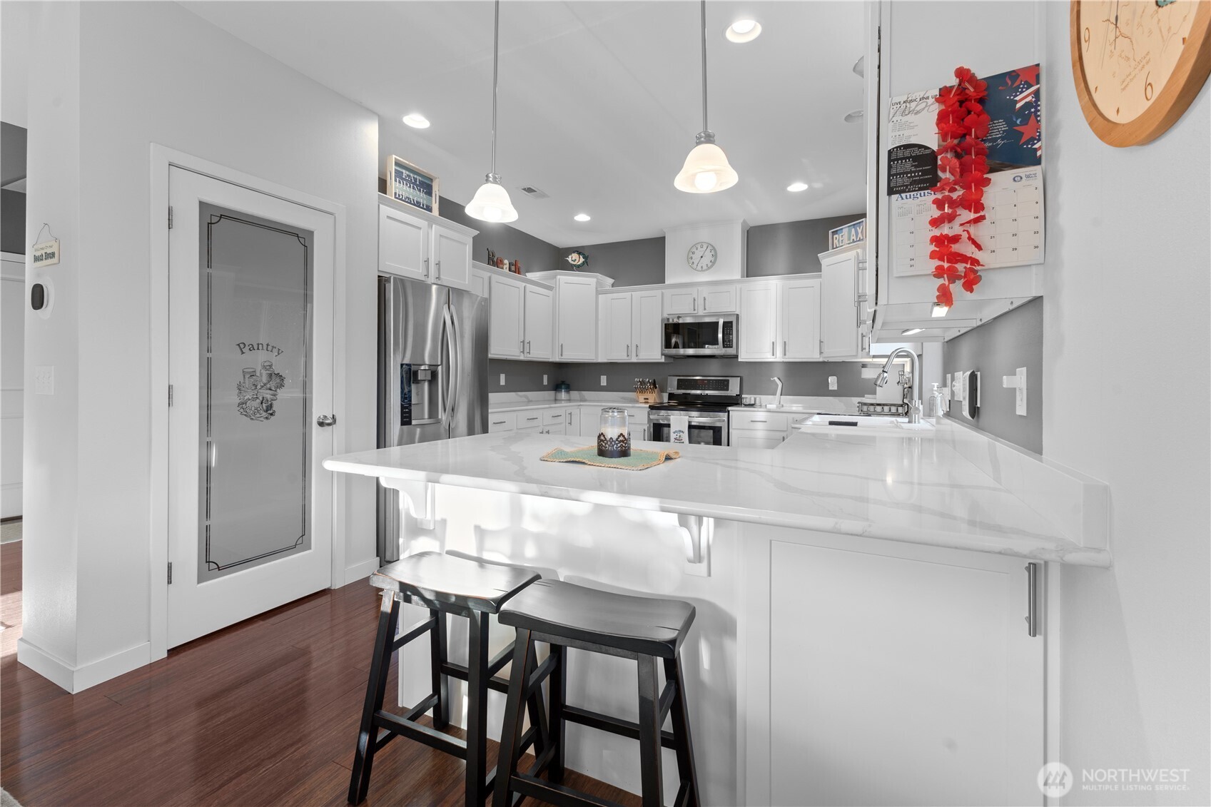 walk-in pantry & breakfast bar