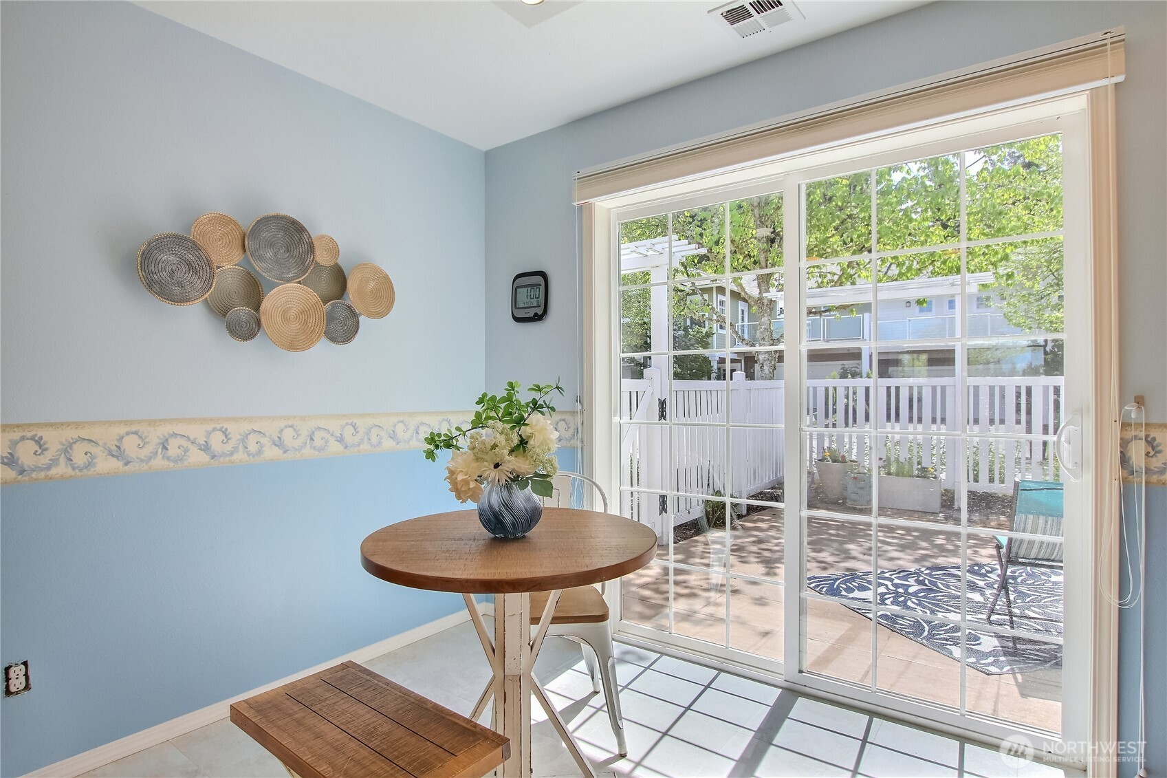 Nice bright eating space in kitchen.