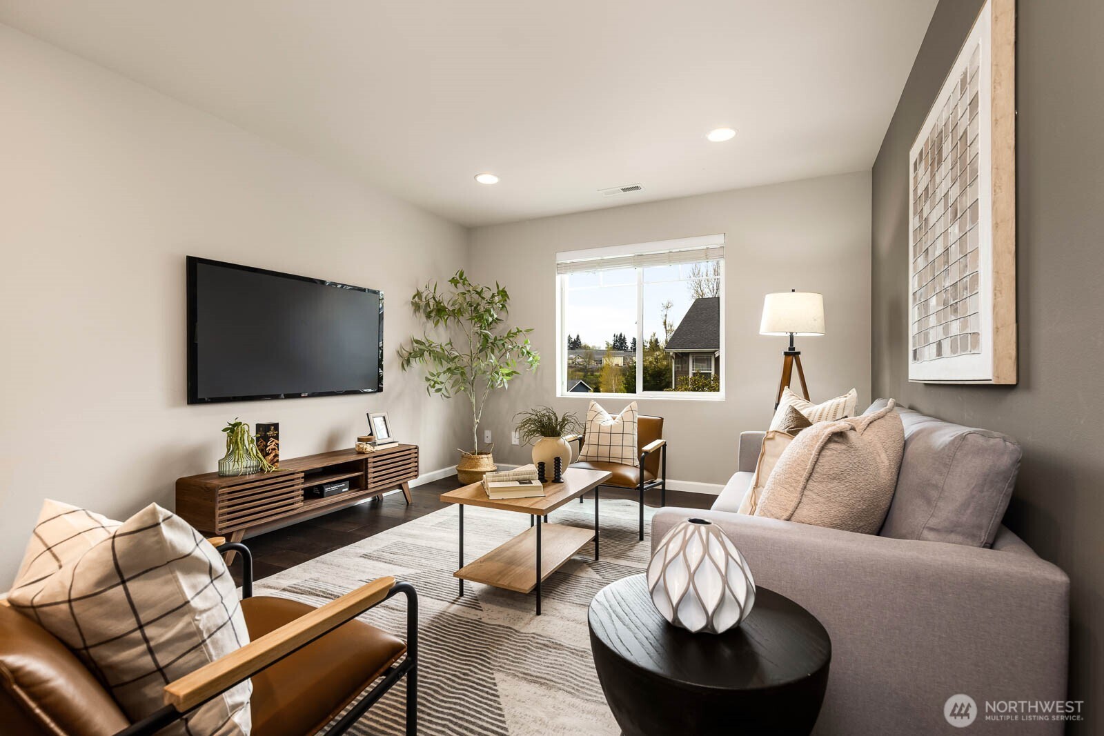 Great flex space for home office, play room or additional guest room