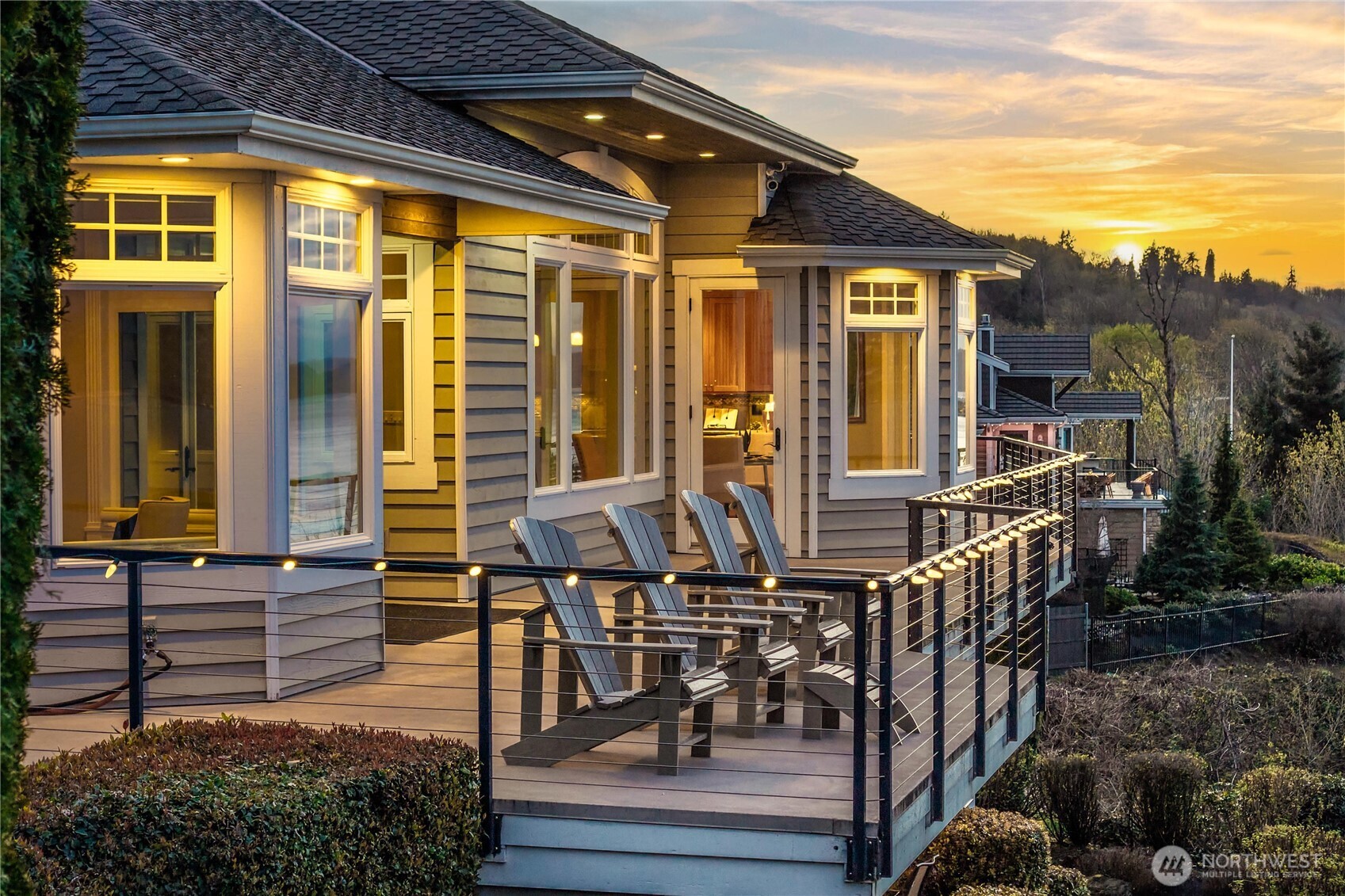 Enjoy the entertainment size view deck