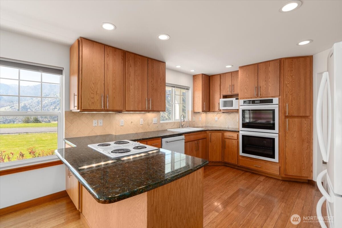 Dual ovens with Corian counters