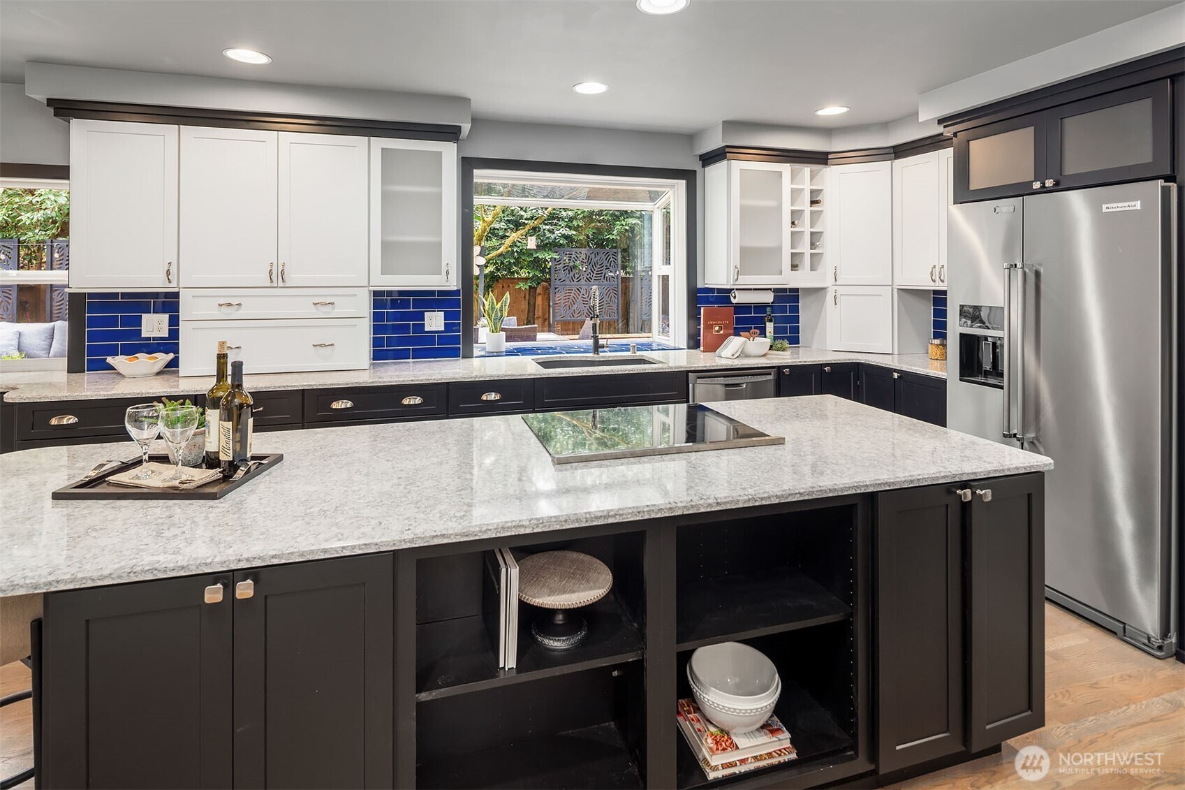 Huge island perfect for entertaining!