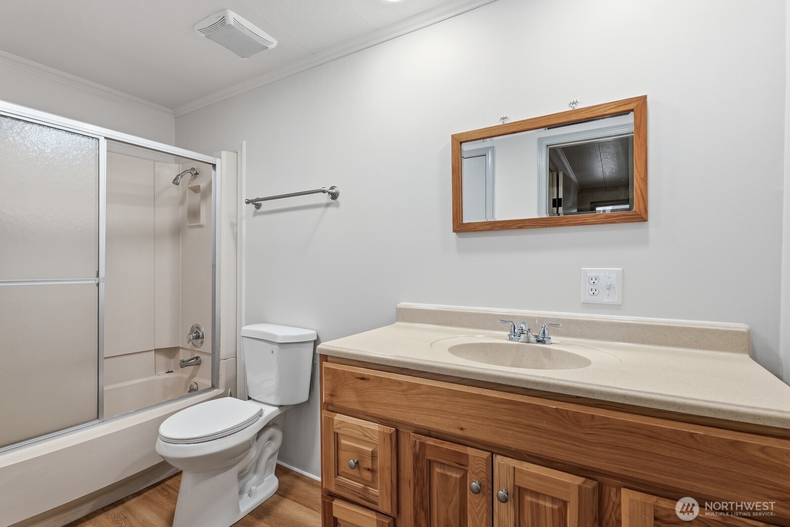 Full bathroom with access to the second bedroom